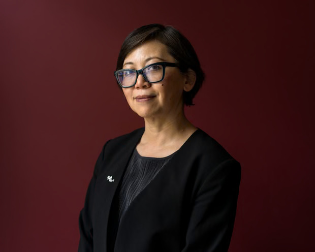 Yiyun Li, scrittrice sinoamericana tra le voci più autorevoli della narrativa contemporanea, esplora nelle sue opere i temi della memoria, della perdita e della fragilità umana, interrogando il rapporto tra esperienza personale, arte e identità.